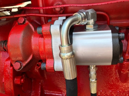 Jak poprawnie dokonać wymiany pompy hydraulicznej w traktorze.